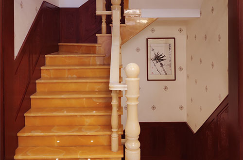 宿州中式别墅室内汉白玉石楼梯的定制安装装饰效果