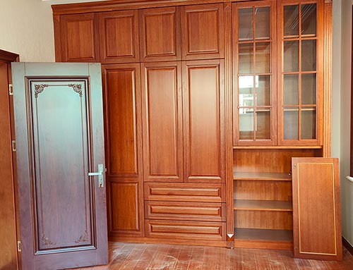 宿州中式家庭装修里定制的实木衣柜效果图